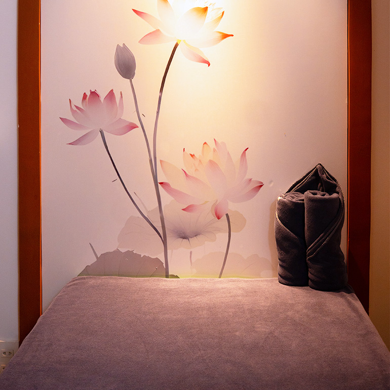 relaxing-massage-table